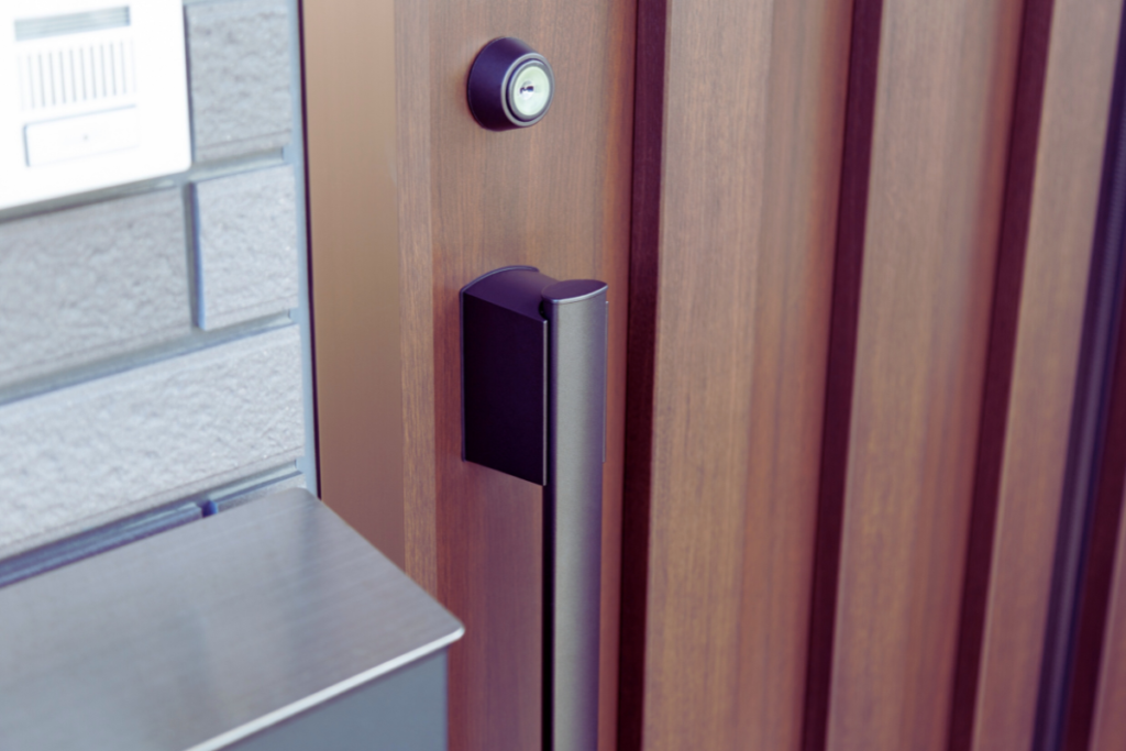 玄関ドアの鍵と防犯対策