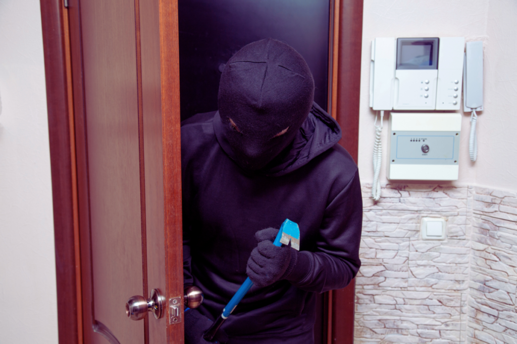 空き巣が玄関を開けた様子